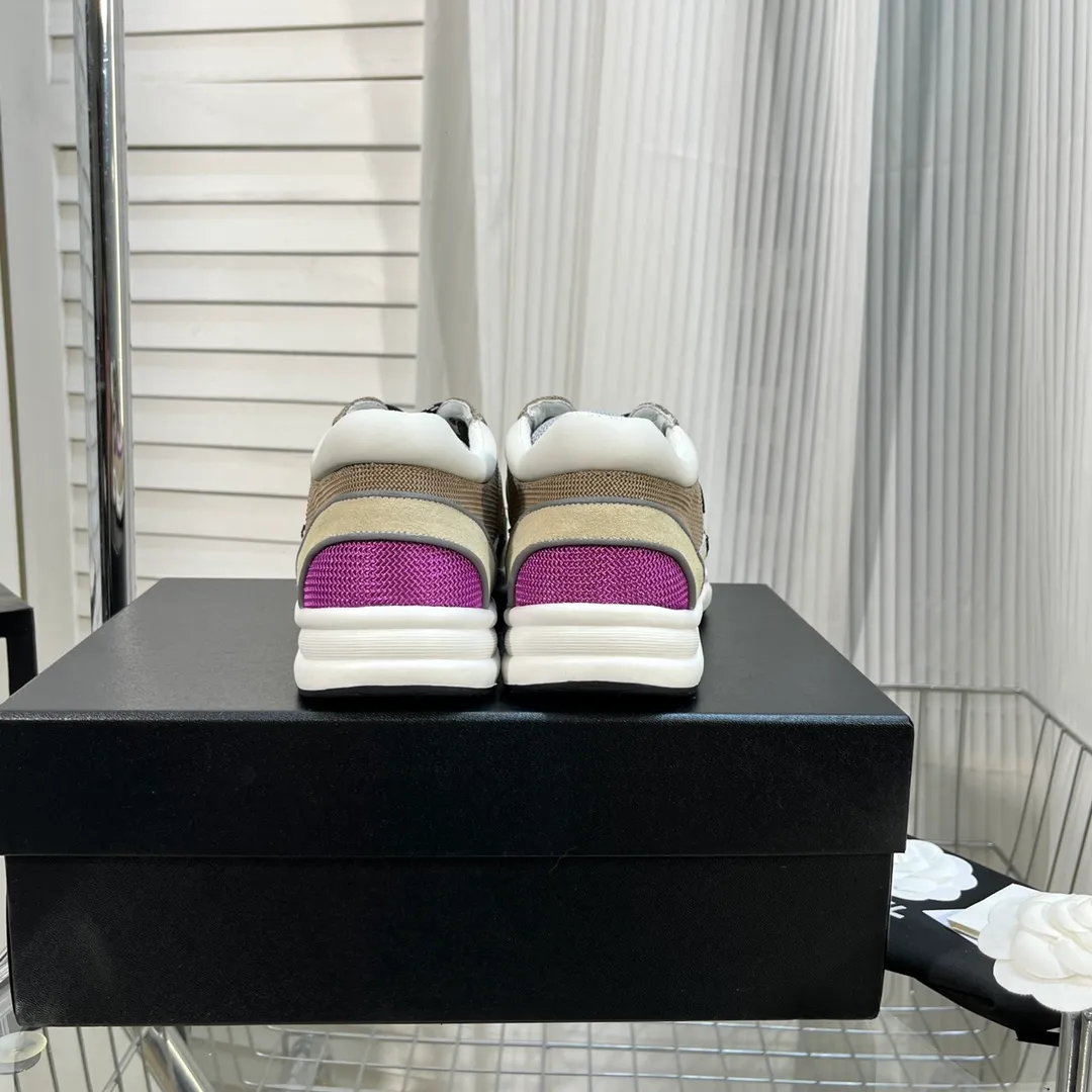 👟👟Ex-factory price 560👟👟 Chanel Chanel - 2022 counter top casual sports shoes This classic design; the upper is electro-embroidered with a variety of techniques; the outsole is fashionable and sporty; it is unusual to incorporate a variety of color matching elements... The diversified mix and match is very good-looking and versatile, casual, fashionable, sports and outdoor can be taken into account... ꫛꫀꪝ Go➫ Material: ❶Upper is made of: Original imported high mercerized smooth cow suede + electric embroidery technology + imported breathable mesh ❷Inner use: original imported breathable mesh ❸Outsole based on: original TPU combination outsole Counter boutique packaging complete set for women 35–42 men 38–46